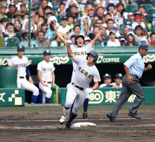 履正社対明石商　1回裏明石商無死、来田は中越え本塁打を放ちガッツポーズ（撮影・上山淳一）