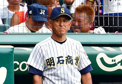 履正社対明石商　1回から明石商・中森投手が打ち込まれ厳しい顔をみせる狭間監督（撮影・清水貴仁）