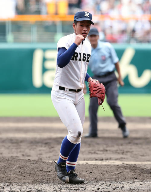 履正社対明石商　1失点完投勝利の履正社・岩崎は小さくガッツポーズ　（撮影・宇治久裕）