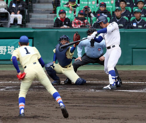 今春センバツの星稜対履正社　4回裏履正社2死、井上広大は空振り三振に倒れる。投手奥川恭伸