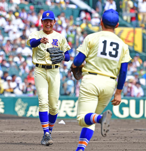 中京学院大中京対星稜　4回表中京学院大中京1死、増田を一ゴロに打ち取り笑顔をみせる奥川（撮影・清水貴仁）