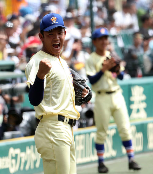 中京学院大中京対星稜　1回、先制点にベンチ前でガッツポーズを決める星稜・奥川（撮影・宇治久裕）
