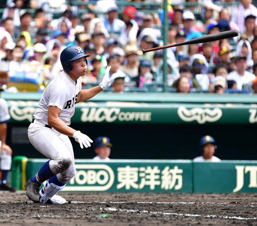 履正社対明石商　5回表履正社1死二塁、右前適時打を放つ野口（撮影・清水貴仁）