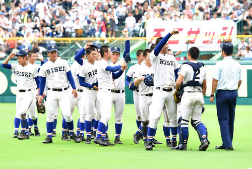 履正社対明石商　決勝進出を決め応援団にあいさつする履正社ナイン（撮影・清水貴仁）