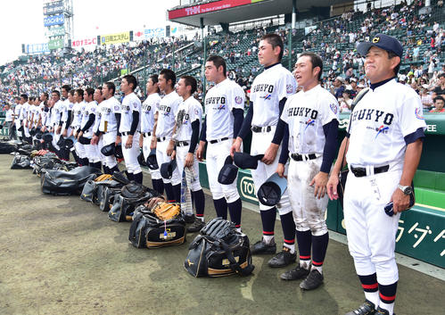 中京学院大中京対星稜　準決勝で敗退となり甲子園を去る中京学院大中京ナイン（撮影・清水貴仁）