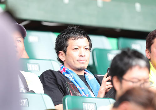 星稜－中京学院大中京戦をネット裏で観戦するソフトバンク松田宣（撮影・梅根麻紀）