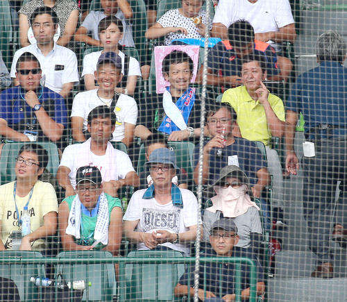 中京学院大中京対星稜　中京学院大中京の応援に訪れたソフトバンクの松田宣（4段目左から3人目）（撮影・上山淳一）