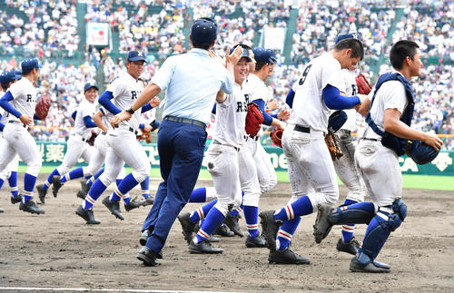 履正社対明石商　決勝進出を決め笑顔で駆けだす履正社ナイン（撮影・清水貴仁）