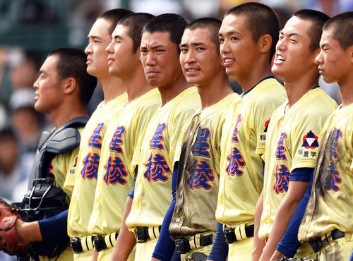 試合後の整列で涙をこらえる星稜・奥川（左から4人目）（撮影・横山健太）