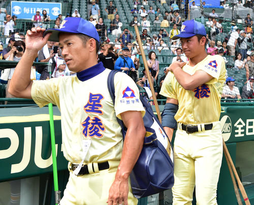 中京学院大中京対星稜　決勝進出を決めグラウンドから引き揚げる星稜・林監督（左）奥川（撮影・清水貴仁）