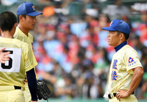 中京学院大中京対星稜　7回表終了後、会話を交わす星稜・奥川（左）と林監督（撮影・横山健太）