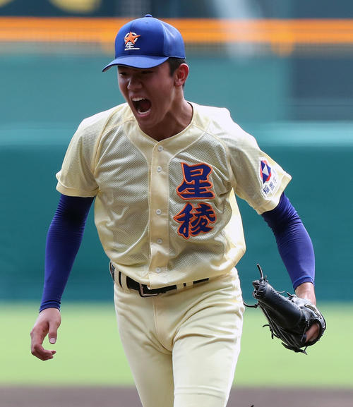 中京学院大中京対星稜　2回表中京学院大中京2死、元を見逃しの三振に仕留め雄たけびを上げる奥川（撮影・宇治久裕）