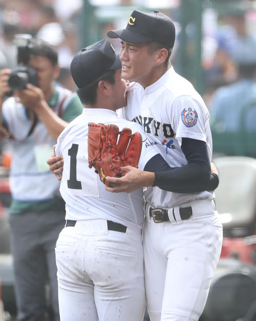 中京学院大中京対星稜　準決勝敗退に3年生エース不後（左）と抱き合って涙する元　（撮影・宇治久裕）