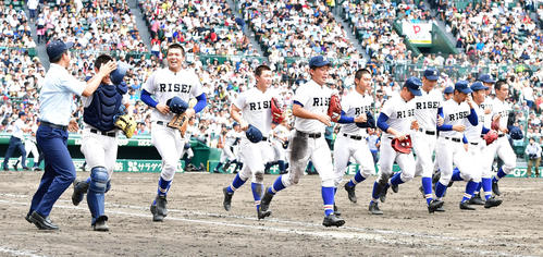 履正社対明石商　決勝進出を決め笑顔で駆けだす履正社ナイン（撮影・清水貴仁）