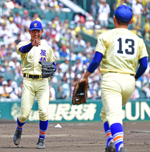 中京学院大中京対星稜　4回表中京学院大中京1死、増田を一ゴロに打ち取り笑顔をみせる星稜・奥川（左）（撮影・清水貴仁）