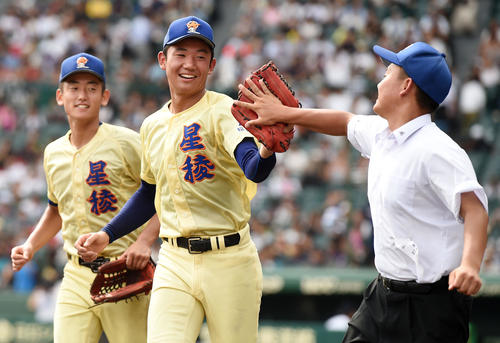 中京学院大中京対星稜　決勝進出を果たし笑顔で記録員ともタッチを交わす星稜・奥川（中央）（撮影・横山健太）