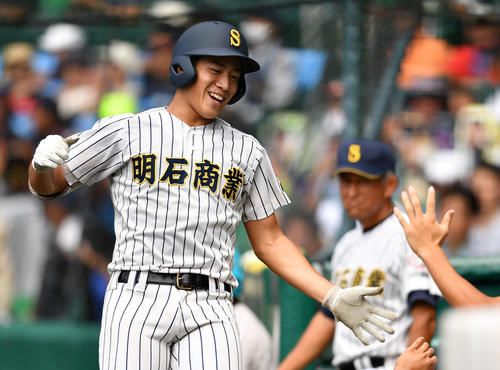 履正社対明石商　1回裏明石商無死、中越え本塁打を放ち笑顔を見せる来田（撮影・横山健太）