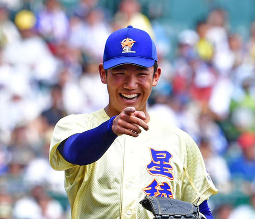 中京学院大中京対星稜　4回表中京学院大中京1死、増田を一ゴロに打ち取り笑顔をみせる星稜・奥川（撮影・清水貴仁）