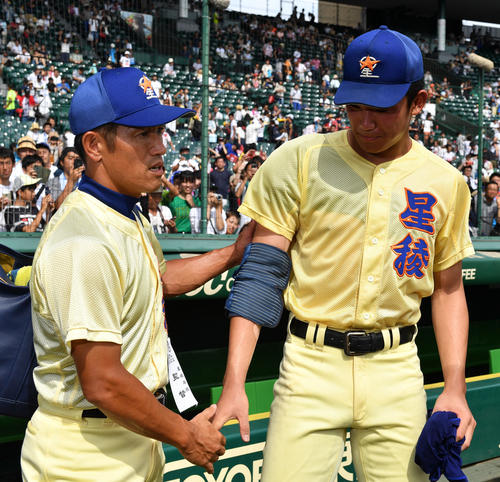 中京学院大中京対星稜　試合後、星稜・奥川（右）をねぎらう林監督（撮影・横山健太）