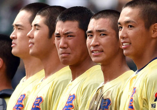 中京学院大中京対星稜　試合後の整列で涙をこらえる星稜・奥川（中央）（撮影・横山健太）
