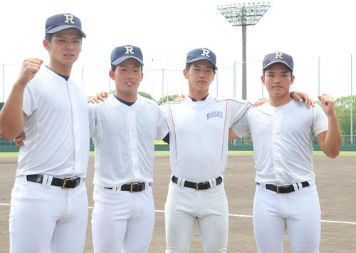 初優勝を目指してガッツポーズする左から井上広大、桃谷惟吹、清水大成、野口海音（撮影・梅根麻紀）