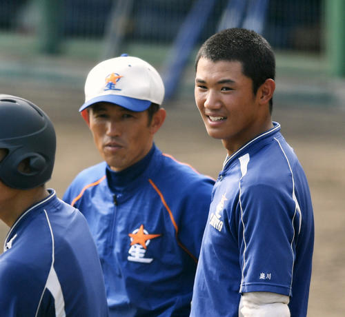会話を交わす星稜・林監督（左）と奥川（撮影・横山健太）