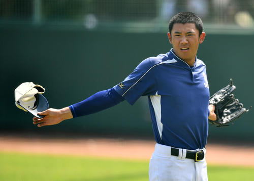 入念にストレッチをする星稜・奥川（撮影・横山健太）