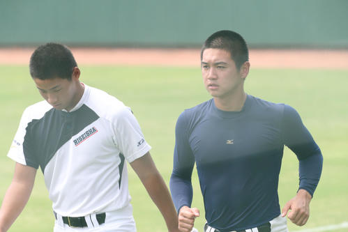 練習を終え、ベンチに戻る履正社・清水（撮影・梅根麻紀）