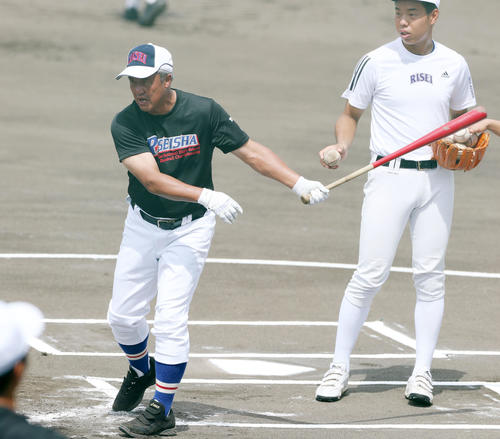 決勝前日練習でノックを打つ履正社の岡田監督（撮影・加藤哉）