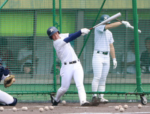 決勝前日練習でフリーバッティングを行う履正社の桃谷（撮影・加藤哉）