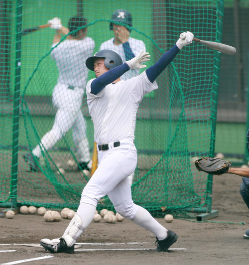 決勝前日練習で打撃練習する履正社の桃谷（撮影・加藤哉）