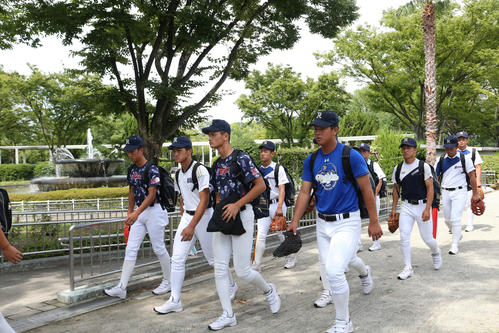 練習するため豊中ローズ球場に向かう履正社ナイン（撮影・梅根麻紀）