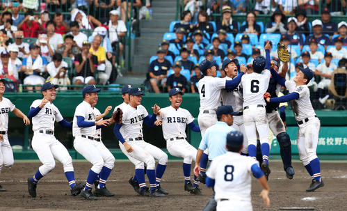 初優勝を決めマウンドに駆け寄る履正社ナイン（撮影・上山淳一）