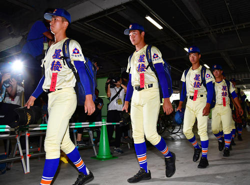 決勝戦を前に甲子園入りする星稜ナイン（撮影・清水貴仁）
