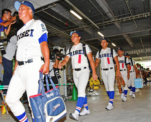 決勝戦を前に甲子園入りする履正社ナイン（撮影・清水貴仁）