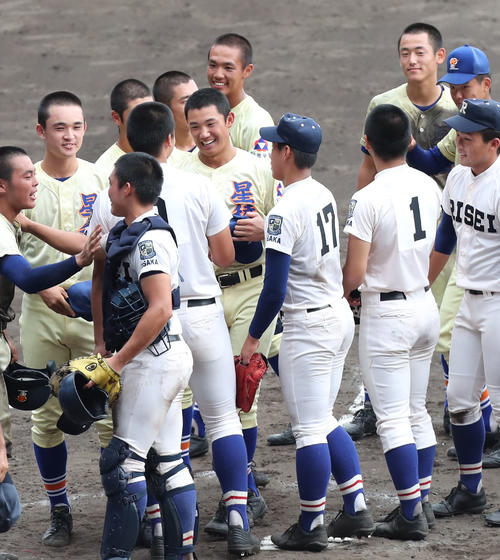 履正社に敗れた星稜・奥川は明るい表情で履正社ナインと握手をかわす（撮影・梅根麻紀）