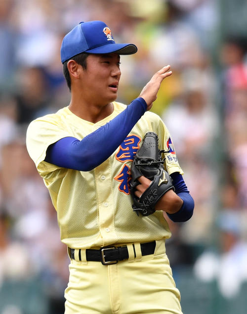 履正社対星稜　3回表履正社2死一、二塁、井上に中越え3点本塁打を浴び捕手に謝る奥川（撮影・横山健太）