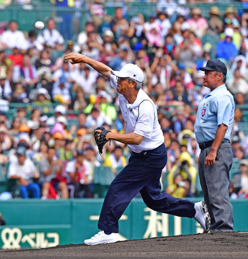 履正社対星稜　始球式を行う広島商OBの達川光男氏（撮影・清水貴仁）