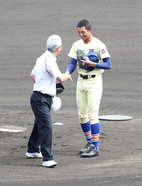 履正社対星稜　始球式で見事な投球を披露した達川光男（撮影・梅根麻紀）