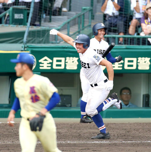 8回表履正社1死三塁、野口は中前適時打を放ちガッツポーズ（撮影・上山淳一）