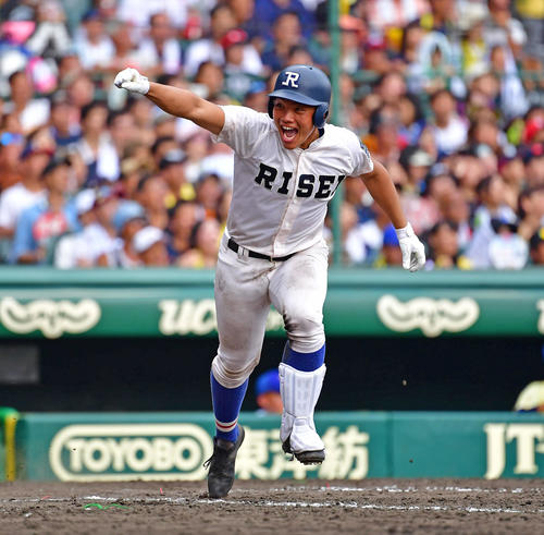 8回表履正社1死三塁、中前へ勝ち越し適時打を放つ野口（撮影・清水貴仁）