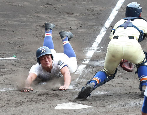 2死二塁、岩崎の左前適時打で生還する野口（撮影・梅根麻紀）