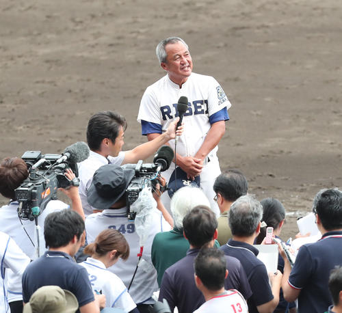 履正社対星稜　インタビューで喜びの言葉を口にする履正社・岡田龍生監督（撮影・梅根麻紀）