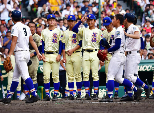 履正社対星稜　準優勝となりさいごのあいさつをかわす星稜・奥川（撮影・清水貴仁）