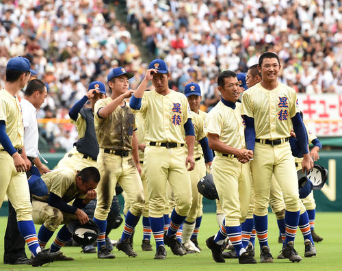履正社対星稜　試合を終え、握手を交わす星稜奥川（右）と林監督（同2人目）（撮影・横山健太）