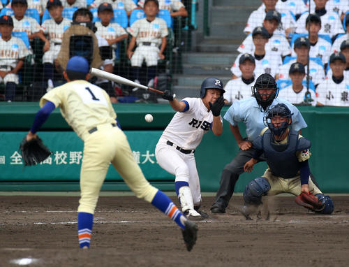 履正社対星稜　8回表履正社無死、内倉はファールで粘る（撮影・上山淳一）