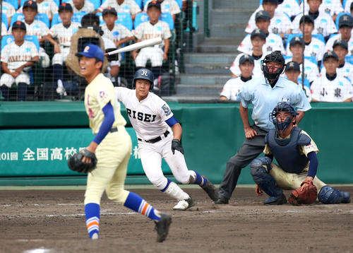 履正社対星稜　8回表履正社無死、内倉は右に二塁打を放つ（撮影・上山淳一）