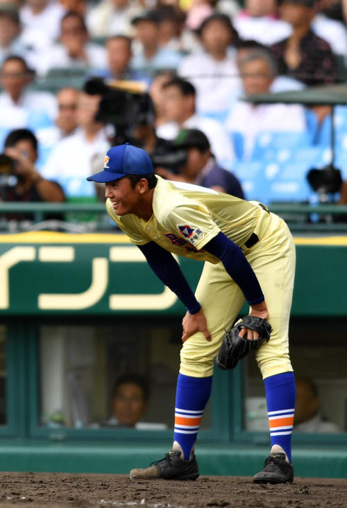 履正社対星稜　8回表履正社2死二塁、岩崎に左前適時打を浴び肩を落とす奥川（撮影・横山健太）