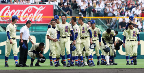 履正社対星稜　応援団へのあいさつ後、最後まで投げきった奥川（中央右）と握手をかわす星稜・林監督（撮影・宇治久裕）