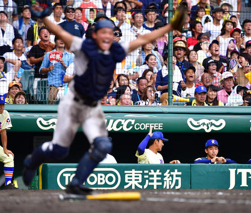 履正社対星稜　9回、試合終了となり悔しがる星稜・奥川（右）（撮影・清水貴仁）